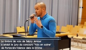 Son timbre de voix particulier a séduit le jury de Voix en scène à Porte-lès-Valence dans la Drôme