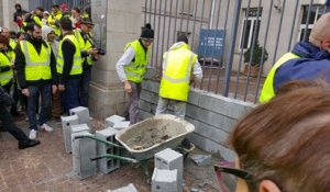 Gilets Jaunes : Ils construisent un mur devant le Conseil Régional de Limoges