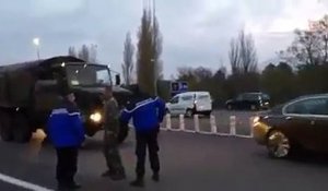Des gendarmes arrêtent des militaires qui ont un gilet jaune sur leur tableau de bord  !