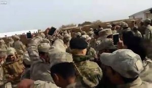 Des militaires irakiens prennent des selfies avec une femme officier francaise