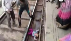 Un bébé passe sous un train et s'en sort indemne... Veritable miracle