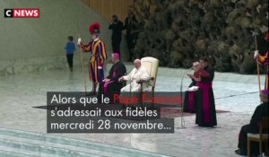 Un petit garçon sourd et muet joue autour du pape François au Vatican