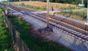 Un cycliste frôle la mort sur un passage à niveau !