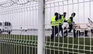 Des Gilets Jaunes envahissent une piste d'atterrissage de l'aéroport de Nantes