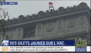 Gilets jaunes: des manifestants au sommet de l'Arc de Triomphe, un drapeau français déployé