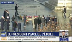 Emmanuel Macron et Christophe Castaner arrivent devant la tombe du soldat inconnu, sous l'Arc de Triomphe