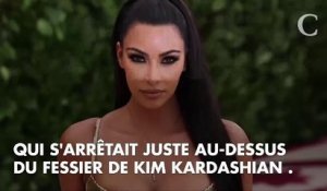 Quand Kim Kardashian se la joue Mireille Darc avec sa robe dos nu... Et bataille avec sa tenue