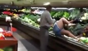 Totalement folle, elle se jette sur des légumes au supermarché et se frotte avec une salade !