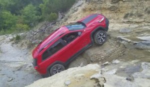 Cette jeep escalade un mur de pierres de 2m de haut !