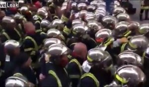 Manif des Pompiers à Marseille : ils chantent face aux CRS la marseillaise