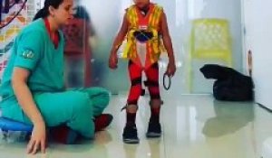 Une kiné pleure en voyant un enfant handicapé marcher pour la première fois