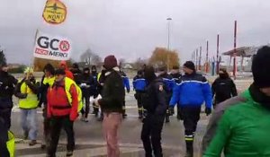 Les anti-GCO évacués du péage de Scwindratzheim par les gendarmes.