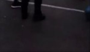 Une Centaine De Gilets Jaunes Bloquent Les Accès De L
