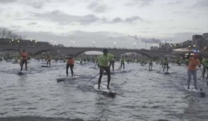 À Paris, les adeptes du stand-up paddle à l'assaut de la Seine