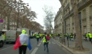 Les gilets jaunes se dispersent dans Paris pour manifester
