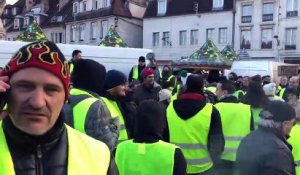 Besançon : les gilets jaunes entonnent la Marseillaise place de la Révolution