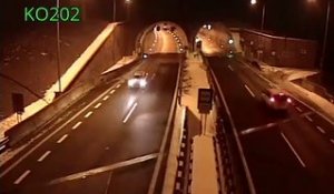 Une voiture s'envole à l'entrée d'un tunnel