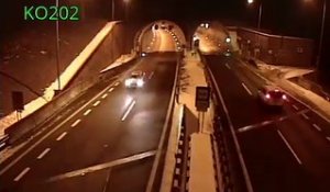 Une voiture s'envole littéralement en entrant dans un tunnel