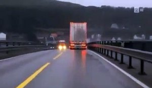 Un conducteur très chanceux  frole le pire au passage d'un camion... Fou