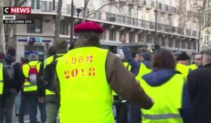 Près de 800 «gilets jaunes» manifestent dans les rues de Paris.