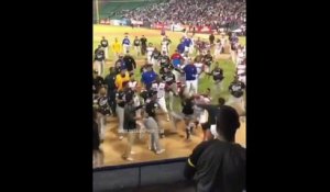 Une bagarre générale impressionnante éclate lors d'un match de baseball aux Etats Unis