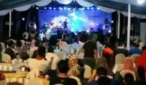 Indonésie: Les images dramatiques du Tsunami de cette nuit qui emporte la scène du groupe "The Seventeen" en plein concert