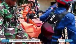 Les Indonésiens cherchent des survivants après le tsunami