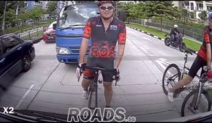 Un cycliste corrigé par un camion après un road rage