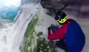 Un rider en VTT prend d'énormes risque sur un chemin de montagne