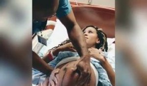 Un médecin remet un bébé dans le bon sens juste avant un accouchement