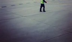 Un employé d'aéroport transforme le tarmac en piste de danse
