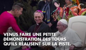 La photo WTF : quand le Pape François fait tourner un ballon sur son doigt