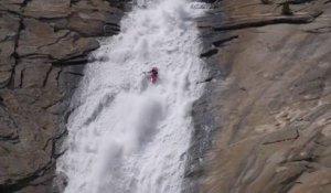 Ce Kayakiste dévale une chute d'eau vertigineuse