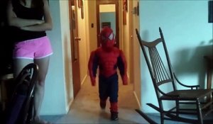 Déguisé en Spiderman ce gamin éternue dans son costume... toile d'araignée sur le nez