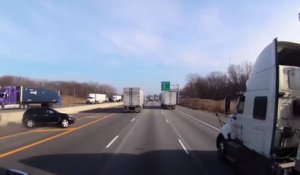 Un automobiliste pris en sandwich entre un camion et une glissière centrale