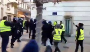 Un commandant de police filmé en train de frapper des manifestants à Toulon