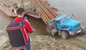 Ce camion ne traversera jamais le fleuve... chargement raté