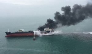 Un pétrolier en feu au large de Hong Kong