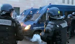 Besançon: charge des forces de l'ordre contre les gilets jaunes