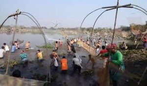 Inde: pêche communautaire pour célébrer la fête des moissons
