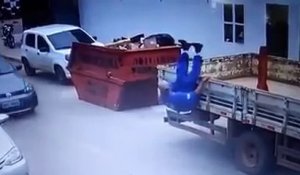 Cet ouvrier évite de justesse de tomber du camion... un acrobate !