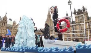 Vote sur le Brexit : iceberg en vue pour Theresa May grimée en capitaine du Titanic