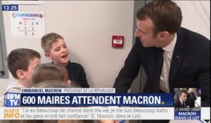 "Je réunis pleins de maires", Emmanuel Macron explique à des enfants ce qu'il vient faire dans le Lot