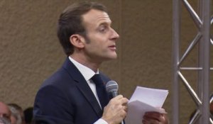 Un maire demande à Macron "d’arrêter de stigmatiser" les plus faibles, le président lui répond