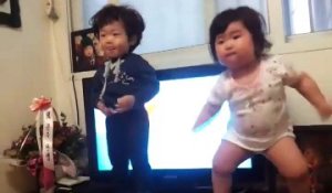 2 bébés danseurs adorables vont faire votre journée