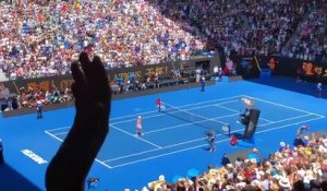 Enorme frayeur à Melbourne : l'arbitre du match Barty-Sharapova "attaquée" par la Spidercam