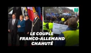 Macron et Merkel copieusement hués à Aix-la-Chapelle