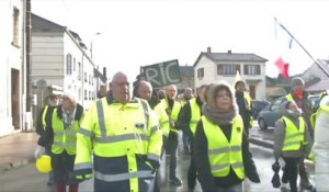 "Marcon démission!", À Fismes dans la Marne, des gilets jaunes défilent dans le centre-ville
