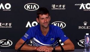 Fou rire en conférence de presse après l'imitation d'un journaliste par Djokovic