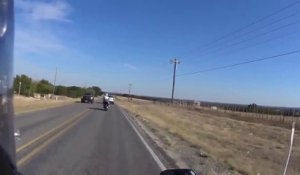 Quand un chauffard percute intentionnellement une moto et s'en moque complètement!